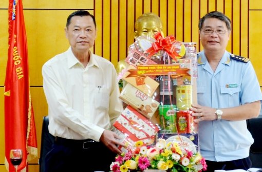 Phó Bí thư Thường trực Tỉnh ủy Võ Anh Kiệt chúc Tết lực lượng vũ trang đóng quân trên địa bàn huyện An Phú