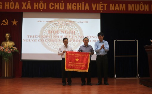 Sở Lao động – Thương binh và Xã hội An Giang nhận Cờ thi đua của Bộ Lao động – Thương binh và Xã hội