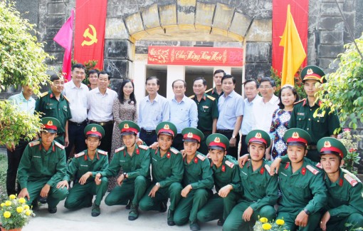 Đoàn lãnh đạo tỉnh Long An thăm, chúc tết Trung đội pháo 105