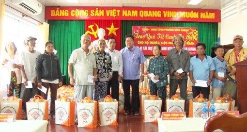 Trao gần 300 phần quà Tết cho hộ nghèo TP. Long Xuyên