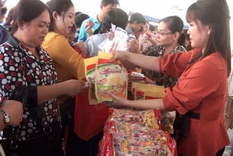 Hơn 300 triệu đồng cho công đoàn viên, người lao động tại phiên chợ mừng Đảng - mừng Xuân huyện Chợ Mới