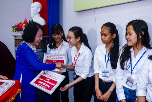 Trao học bổng Y tế Nguyễn Văn Hưởng và Khoa học kỹ thuật năm học 2019 - 2020