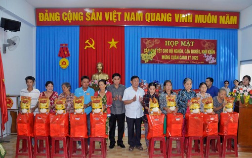 Hộ nghèo, cận nghèo, khó khăn phường Bình Đức được nhận quà Tết Canh Tý 2020