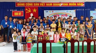 Mang “Vườn xuân” đến với học sinh nghèo