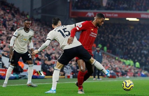 Hạ Man United 2 - 0, Liverpool tiến một bước dài tới ngôi vương