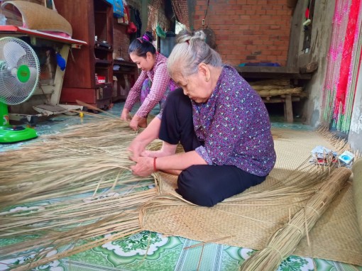 Giữ nghề đương đệm bàng của quê hương