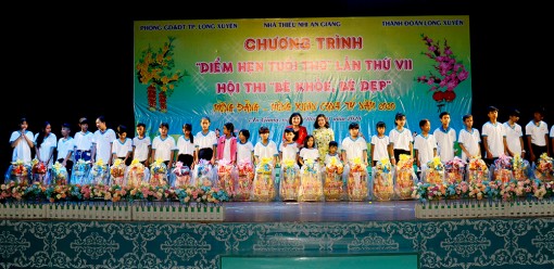 Biểu diễn Chương trình “ Điểm hẹn tuổi thơ” mừng Đảng - mừng Xuân Canh Tý 2020