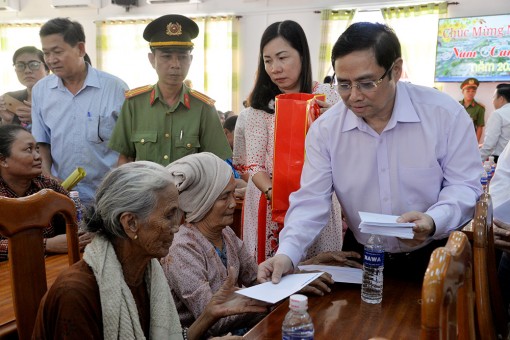 Trưởng ban Tổ chức Trung ương Phạm Minh Chính thăm, tặng quà Tết hộ nghèo và hộ gia đình chính sách huyện Châu Thành
