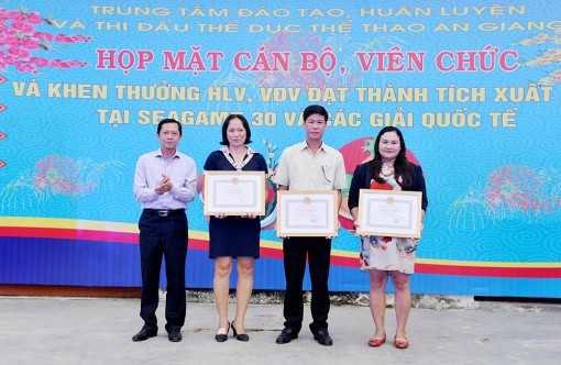 Khen thưởng các huấn luyện viên, vận động viên đạt thành tích xuất sắc năm 2019