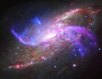 Ngoạn mục "pháo hoa" bùng nổ trong thiên hà xoắn ốc