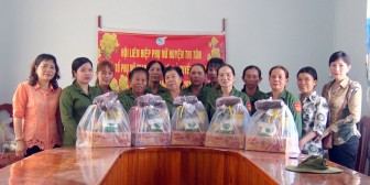 Hội Liên hiệp Phụ nữ huyện Tri Tôn tặng bánh tét cho bộ đội