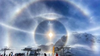 Khoảnh khắc hiếm gặp: Quầng băng "lạ" sáng rực rỡ quanh Mặt Trời