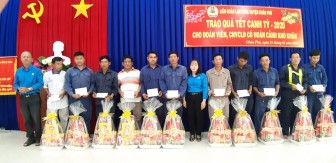 Liên đoàn Lao động huyện Châu Phú tặng quà Tết người lao động có hoàn cảnh khó khăn