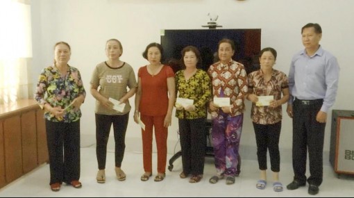 Phó Chủ tịch UBND tỉnh An Giang Trần Anh Thư thăm, chúc Tết 15 hộ dân  khu vực sạt lở xã Bình Mỹ