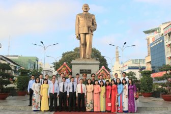 Thành ủy, HDND, UBND, UBMTTQ Việt Nam TP. Long Xuyên viếng tượng đài Bác Tôn và Khu lưu niệm Chủ tịch Tôn Đức Thắng