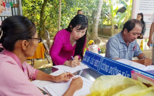 Đông đảo du khách xa gần đi viếng chùa xin lộc đầu năm ở Tiền Giang