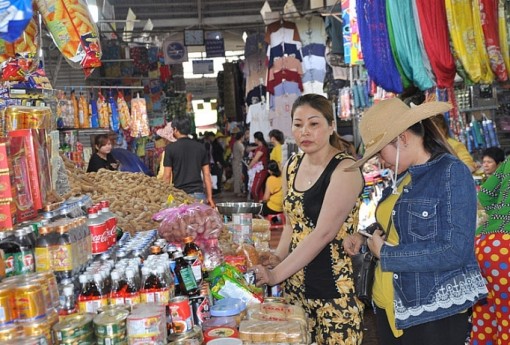 Sôi động chợ biên An Giang