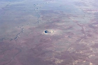 Phát hiện miệng núi lửa “siêu” khổng lồ lâu đời nhất trên Trái đất