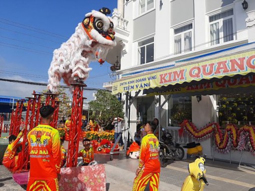 Biểu diễn lân - sư - rồng đắt khách những ngày đầu năm