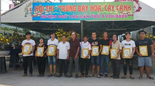 Phú Tân: Hội thi trưng bày hoa, cây cảnh