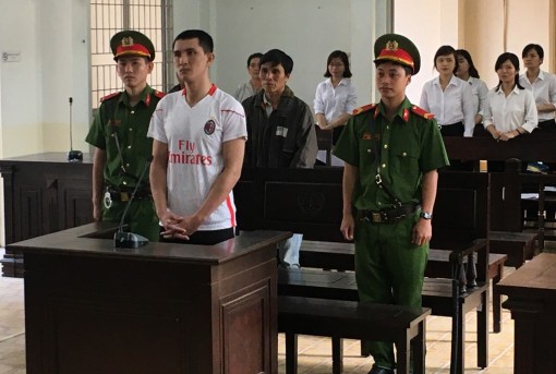 Bị phạt tù vì không dừng xe theo hiệu lệnh