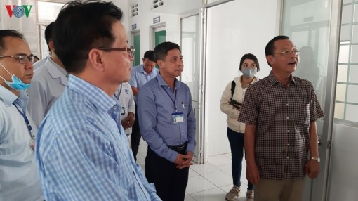 Cách ly 1 phụ nữ có biểu hiện sốt sau khi từ Trung Quốc trở về