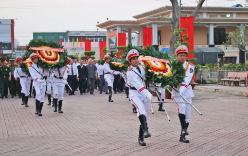 Long An viếng nghĩa trang liệt sĩ