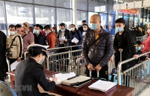 Tạm dừng tiếp nhận lao động Trung Quốc về quê ăn Tết quay lại Việt Nam