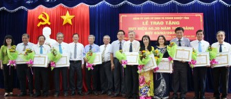 Các đơn vị, địa phương kỷ niệm 90 năm ngày thành lập Đảng Cộng  sản Việt Nam và trao huy hiệu Đảng