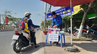 UBND TT. Phú Hòa phát khẩu trang y tế miễn phí cho người dân