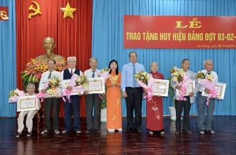 Ban Thường vụ Tỉnh ủy An Giang trao tặng Huy hiệu Đảng cho các đồng chí cao niên tuổi Đảng đợt 3-2