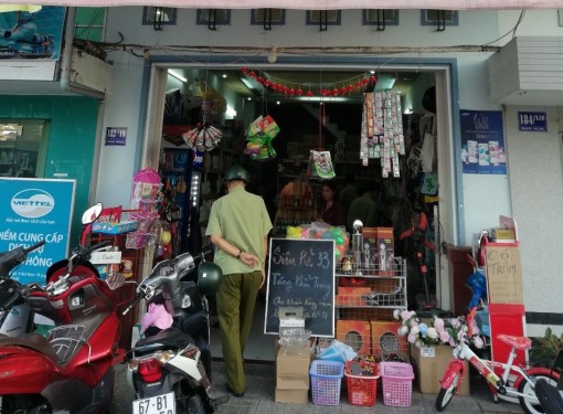 Chủ cửa hàng Tiện ích Siêu rẻ 33 cam kết không ghim hàng, bán khẩu trang y tế đúng giá...