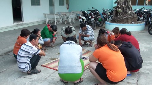 Công an huyện Chợ Mới triệt xóa tụ đánh bạc, bắt 12 đối tượng
