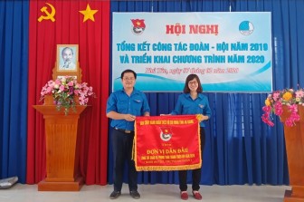 Huyện đoàn Phú Tân đón nhận cờ “Đơn vị dẫn đầu” Đoàn khối huyện, thị, thành phố