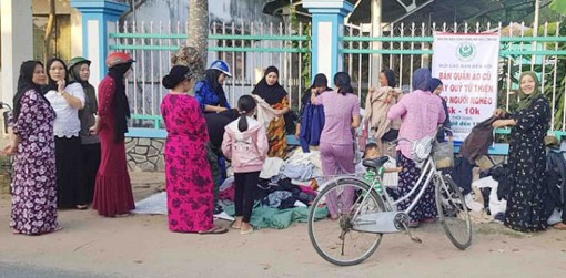 Phụ nữ Chăm tương trợ nhau vượt khó