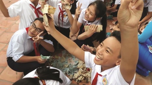 Nghĩa tình heo đất khuyến học