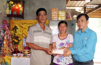 Liên đoàn Lao động tỉnh An Giang hỗ trợ gia đình nữ công nhân bị tai nạn giao thông qua đời