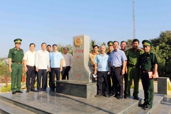 Phó Chủ tịch UBND tỉnh An Giang Lê Văn Nưng thị sát tình hình chống buôn lậu  trên tuyến biên giới