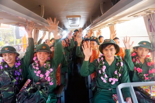 Thanh niên Long An hăng hái lên đường nhập ngũ