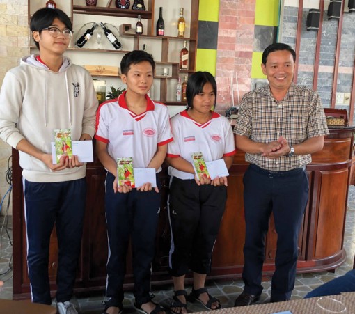 Ấm lòng với những suất học bổng đặc biệt