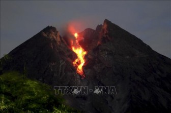 Núi lửa Merapi ở Indonesia lại bất ngờ 'thức giấc', khói bụi bốc cao 2 km