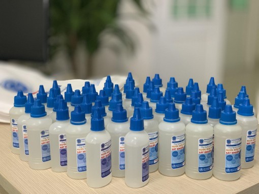 Trường Đại học Trà Vinh điều chế nước rửa tay phát miễn phí cho học sinh, sinh viên và người dân
