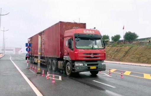 Lô hàng đầu tiên thông quan trở lại qua cầu Bắc Luân 2-Móng Cái