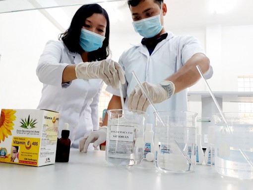 Trường Đại học An Giang sản xuất dung dịch rửa tay sát khuẩn