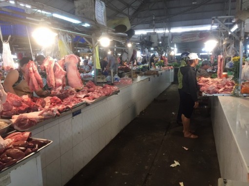 Giá gà công nghiệp xuống thấp kỷ lục, người nuôi lỗ nặng