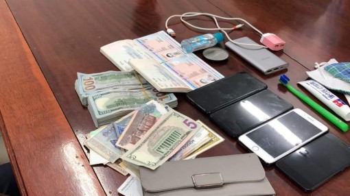 Bắt giữ vụ vận chuyển trái phép 20.000 USD qua biên giới