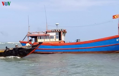 Quảng Trị cứu thành công 10 ngư dân gặp nạn trên đường vào cảng