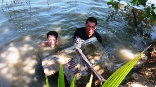 Nhiều thùng rác thải thuốc bảo vệ thực vật bị đẩy xuống kênh