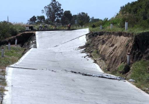 Tiếp tục sụp lún trên đê biển Tây Cà Mau