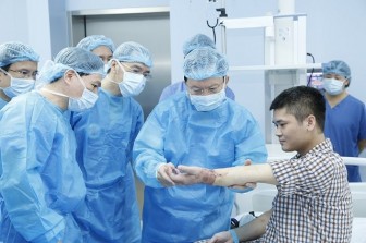Việt Nam ghép chi thể lấy từ người cho sống lần đầu tiên trên thế giới